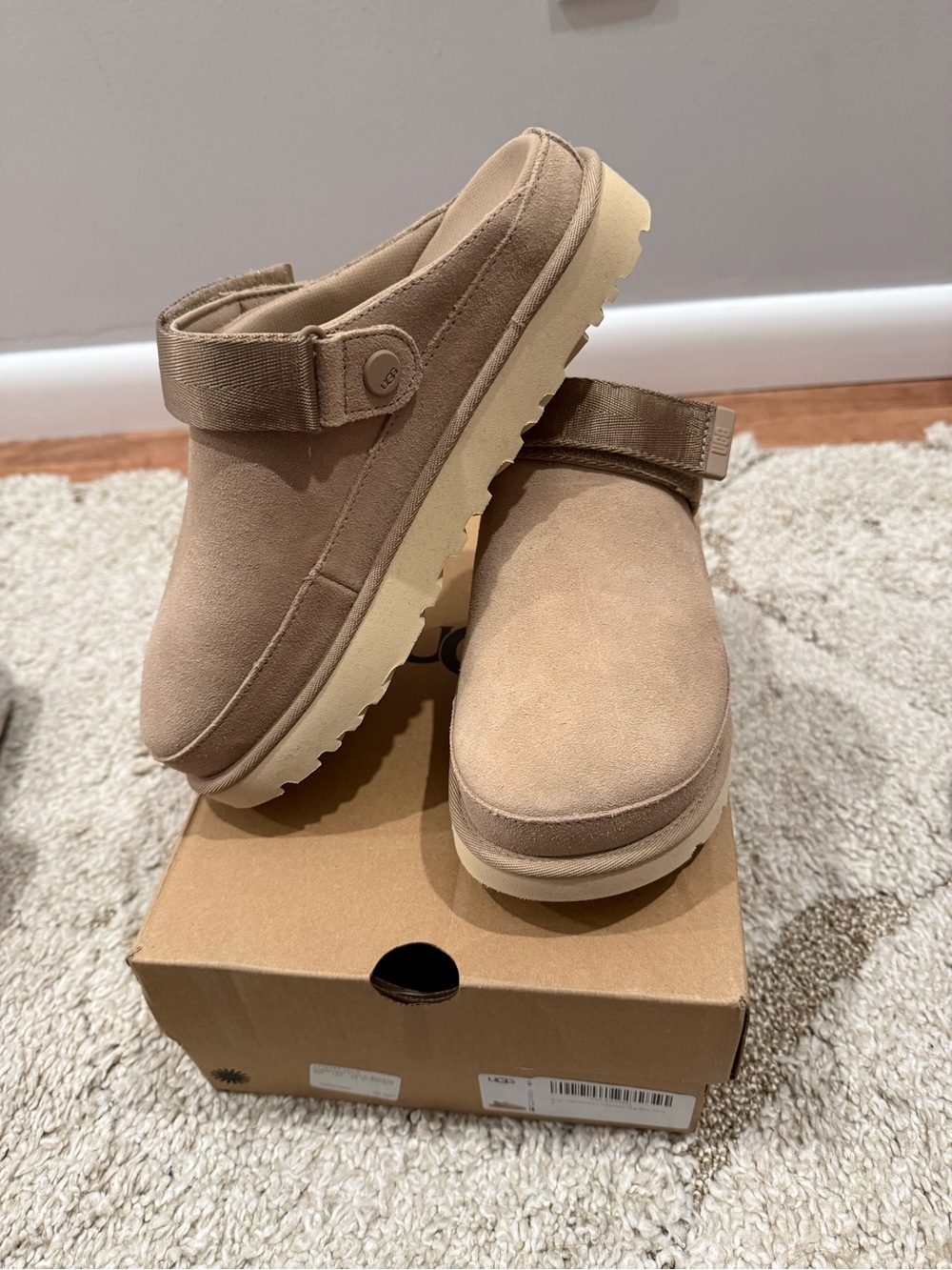 UGG womens Tan Suede GOLDENSTAR Slip-On Clog SIZE 9